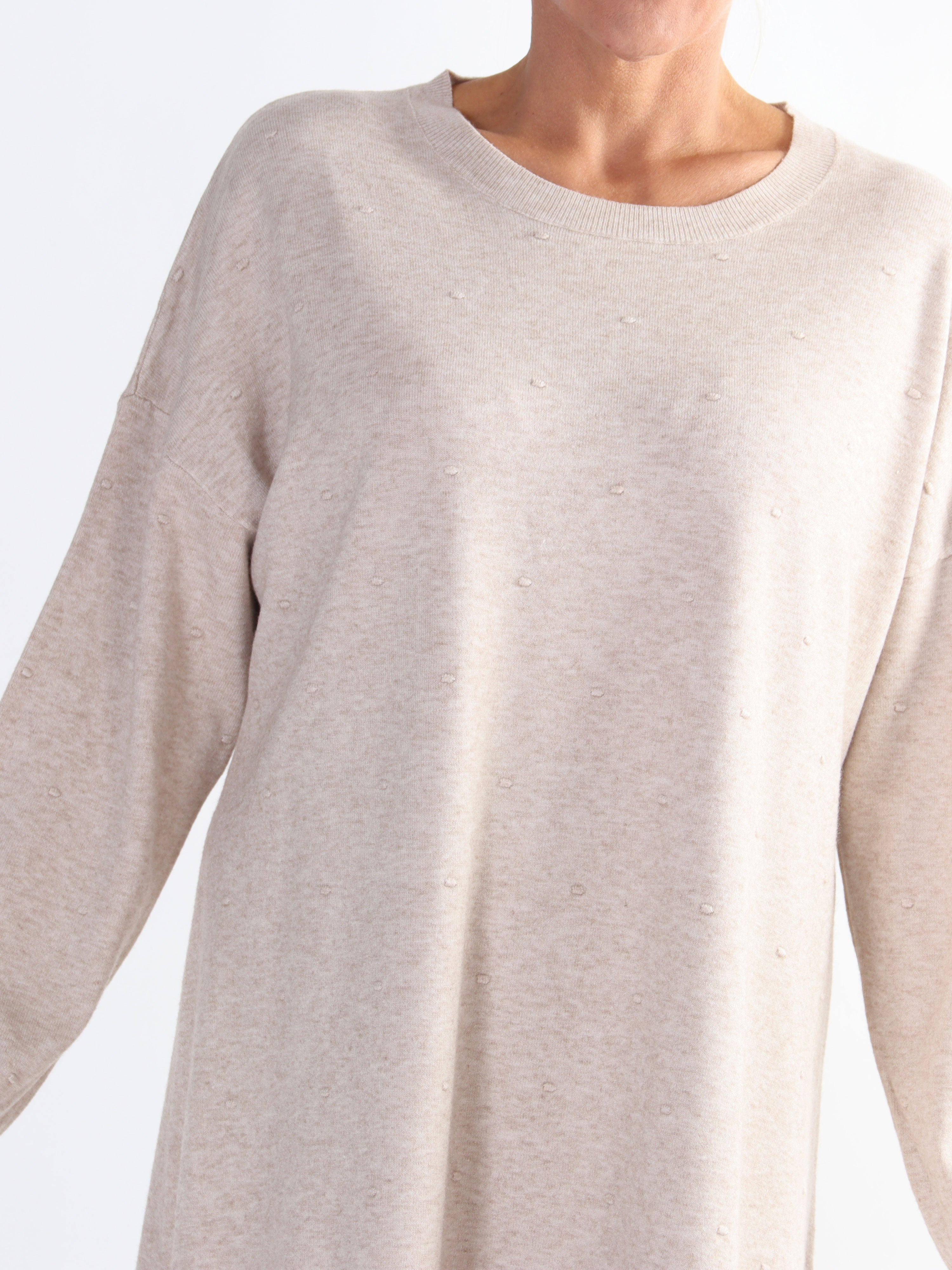 Zina - Plus size strikbluse med prikket detaljer i stoffet